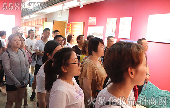 ���¿h�tɫ֮��