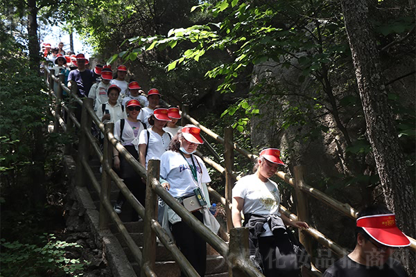 �Ͼ�ɽ���������˵���Ȼɽˮ